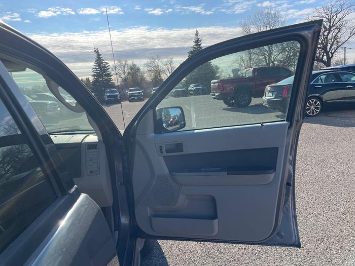 2009 ford escape xlt-4wd-v6 with 179919 miles for sale near fridley, minnesota 51c2f90ea73a4bcabea21e81e0605681.jpeg