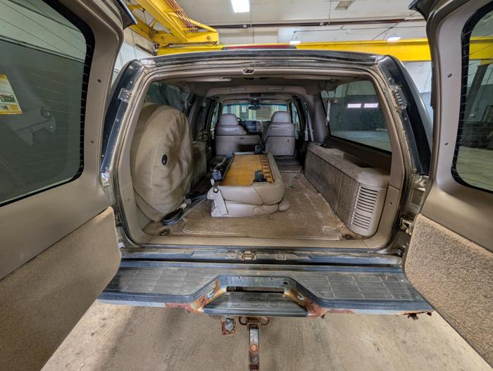 1999 chevrolet suburban k1500-4wd with 225203 miles for sale near elk-river, minnesota 5898aeadbac543b2a14129635e446c8d.jpg