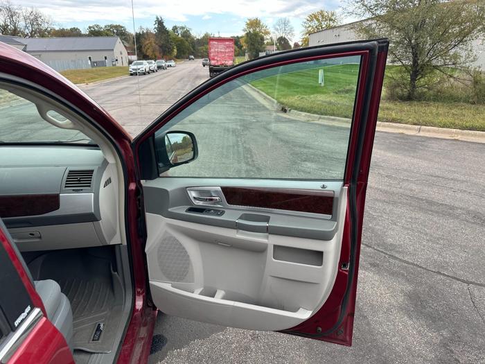 2010 chrysler town-&-country touring with 116441 miles for sale near elk-river, minnesota 58f17b89a87844ad8413116bf627730f.jpg