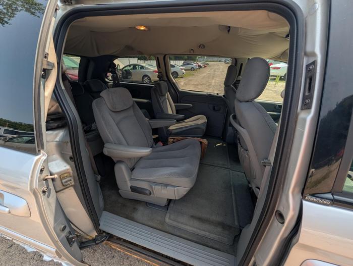 2006 chrysler town-&amp;-country lx with 222575 miles for sale near elk-river, minnesota 5a096130e148409c8e694ab2fefb1282.jpg