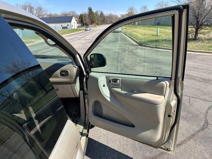 2005 chrysler town-&-country touring with 175445 miles for sale near elk-river, minnesota 5b73c6447c4d4dc28eba22546bc40ee3.jpeg