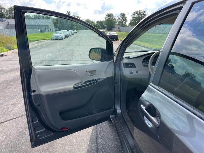 2011 toyota sienna le-8-pass-v6 with 190349 miles for sale near elk-river, minnesota 5d8bb08d7a094bf883285d4d2290146e.jpeg