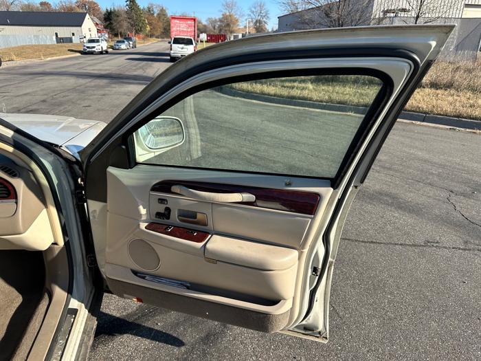 2004 lincoln town-car ultimate-l with 179159 miles for sale near elk-river, minnesota 5e081d841f2f473fb586908be9ff847e.jpeg