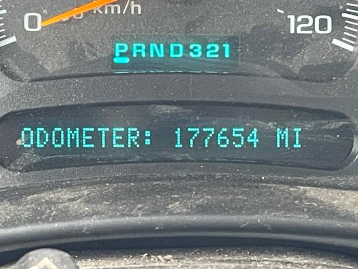 2004 chevrolet suburban 1500-4wd with 177654 miles for sale near fridley, minnesota 5e8d9d87ce8e44efa54e79a3d8af2efb.jpeg