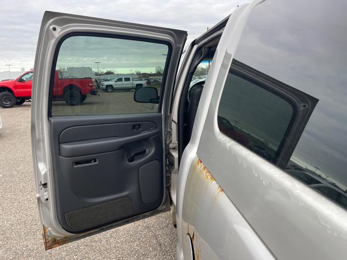 2005 chevrolet silverado-1500 ls-crew-cab-4wd with 291163 miles for sale near fridley, minnesota 6208aa3c11774fdba66d6cb5e9c66fe4.jpeg