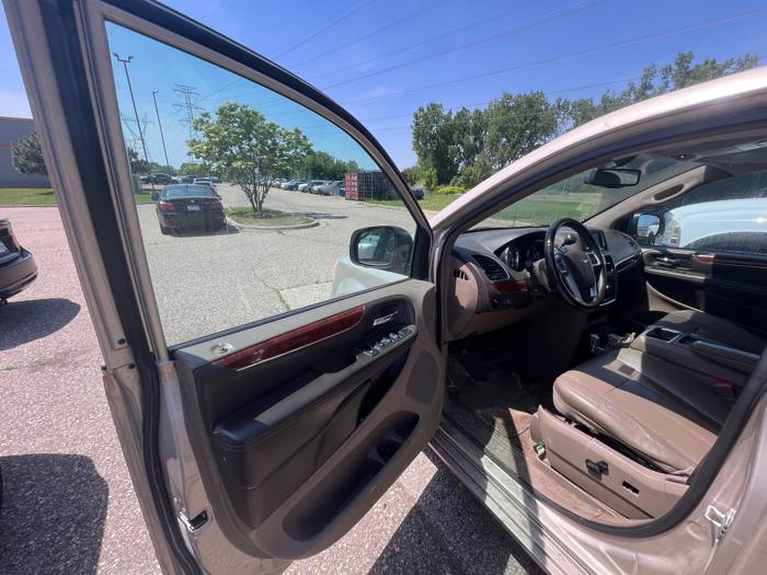 2013 chrysler town-&-country touring-l with 219628 miles for sale near savage, minnesota 65da30ab5fdf403a85f4c3c876414bec.jpeg