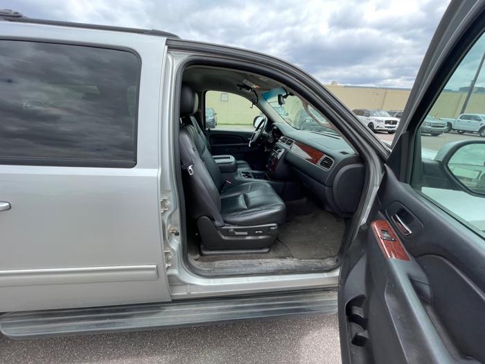 2011 chevrolet suburban lt-1500-4wd with 190440 miles for sale near redwood-falls, minnesota 699bf860232f4eb7922a8871a28beb10.jpeg
