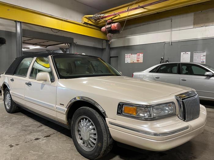 1997 lincoln town-car with 211180 miles for sale near elk-river, minnesota 69c38cd4bf67486da8444830f7d982ee.jpg