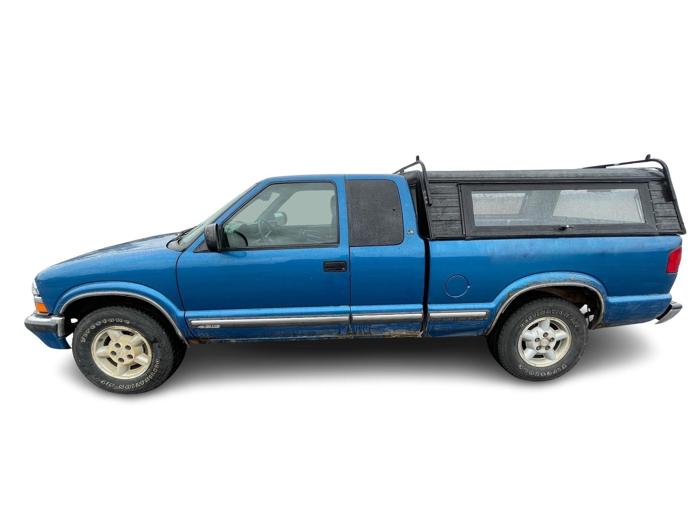 2001 chevrolet s10-pickup ext.-cab-4wd with 140781 miles for sale near elk-river, minnesota 6b05ca9e38b64a99bd95116a5931322b.jpg
