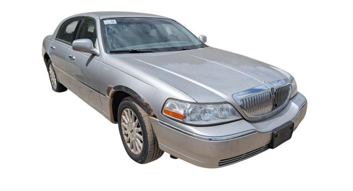 2003 lincoln town-car signature for sale near elk-river, minnesota 70f338f9a5f64eeba1258ab7666508ce.jpg