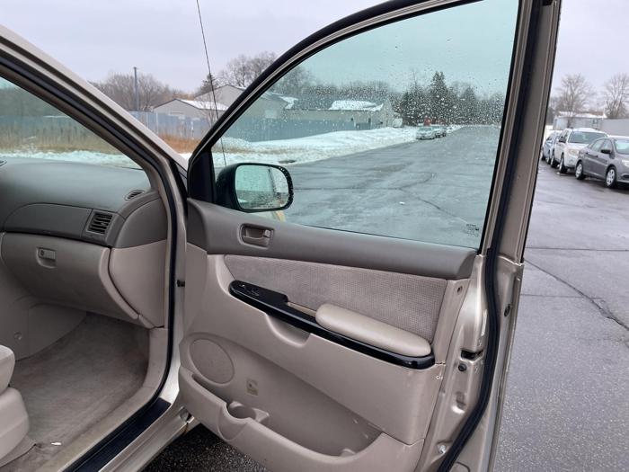 2004 toyota sienna le,ce with 177599 miles for sale near elk-river, minnesota 75d55f99d51a43e1a9905fe68865daca.jpg