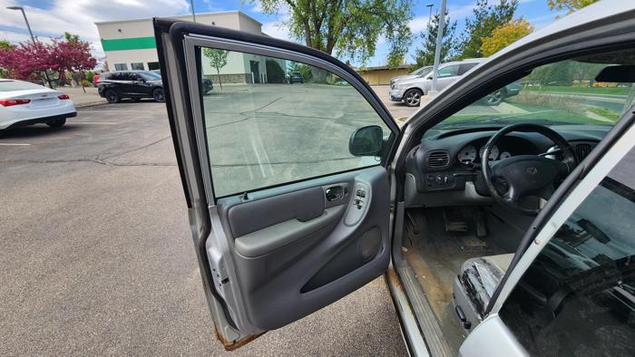 2004 dodge grand-caravan sxt with 275900 miles for sale near burnsville, minnesota 78d0d245e03346c08d8596da8e29c02b.jpg