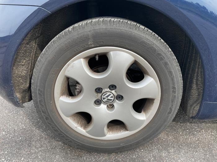 2003 volkswagen new-beetle gls-2.0l-convertible with 105377 miles for sale near elk-river, minnesota 799694499fcd483094846090a3071779.jpeg