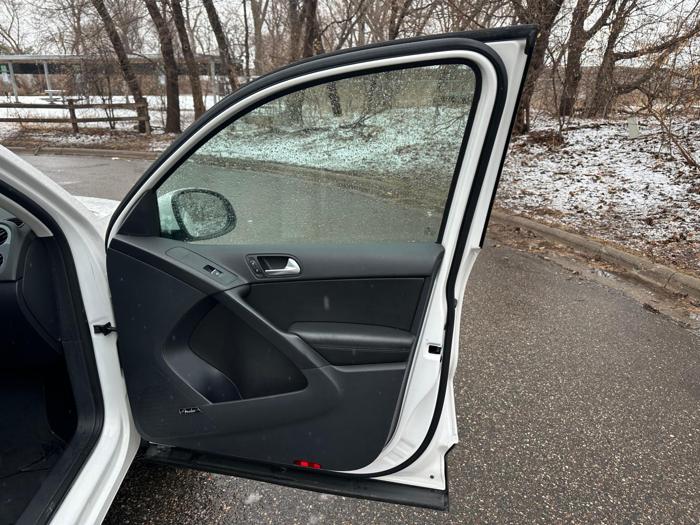 2014 volkswagen tiguan with 106309 miles for sale near burnsville, minnesota 7ae6f7a64e334ba4a92063bdbd207306.jpg