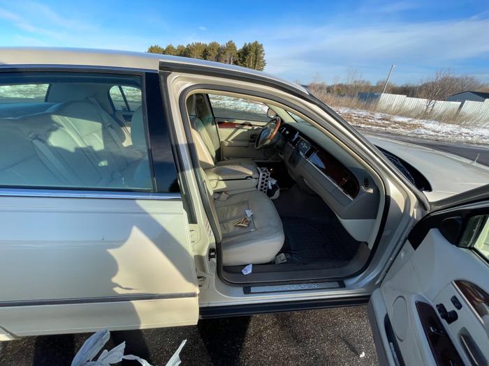 2003 lincoln town-car cartier with 147179 miles for sale near elk-river, minnesota 7bba1198abca4ca2b23f310011b7743e.jpeg
