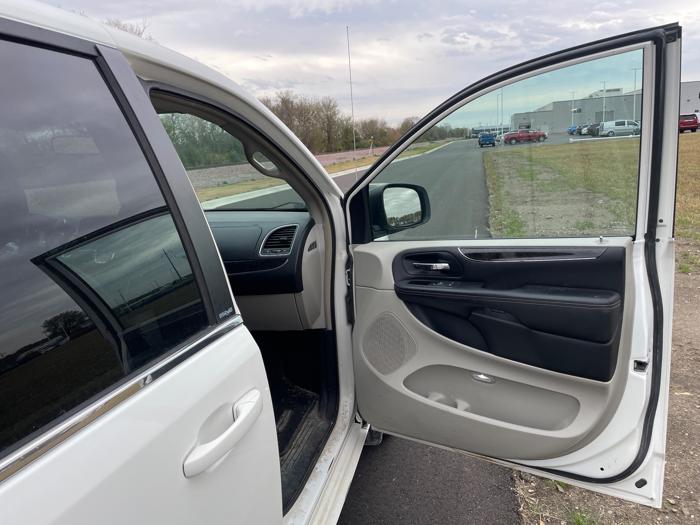 2013 chrysler town-&-country touring with 169086 miles for sale near rochester, minnesota 81f5c0b6dd824a27a940be65153fca91.jpeg