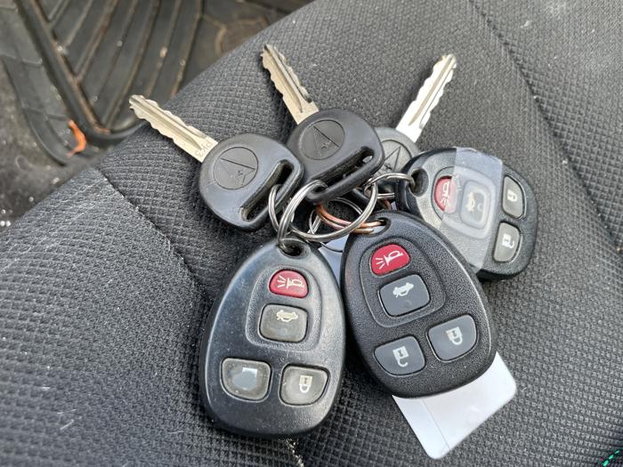 2006 pontiac grand-prix base with 253924 miles for sale near elk-river, minnesota 870a4558c6534d8dafad43290c54077c.jpg