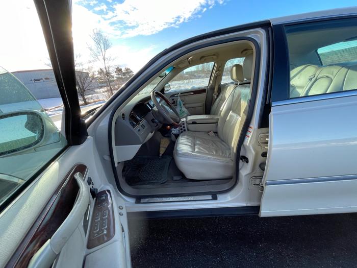 2003 lincoln town-car cartier with 147179 miles for sale near elk-river, minnesota 874ad65c2daa42368feffe919f197c04.jpeg