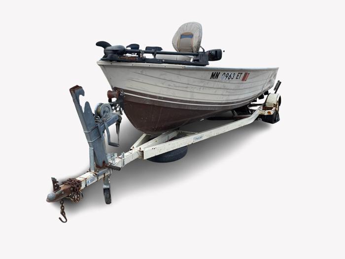 1984 crestliner . for sale near elk-river, minnesota 88d25cb48dfa40849ca03280b3b0d059.jpg