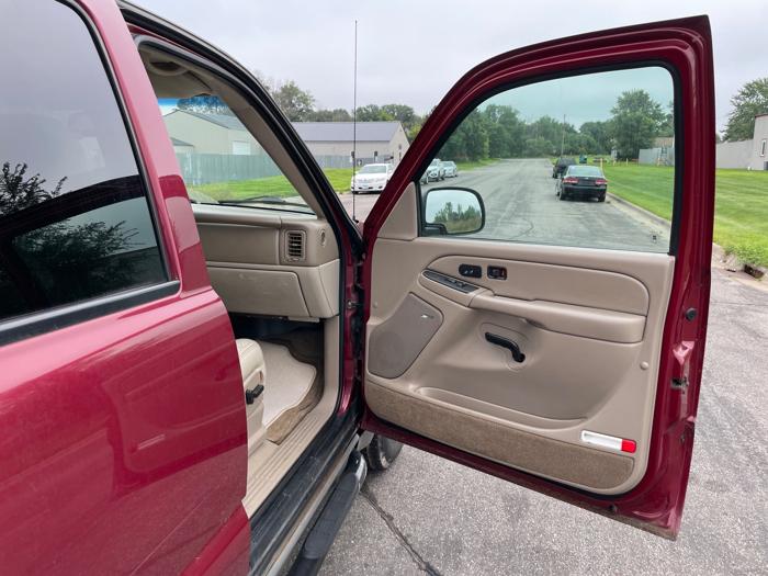 2004 chevrolet suburban 1500-4wd with 315133 miles for sale near elk-river, minnesota 891d4b6996e647e28537a5fdbbde8d2a.jpeg