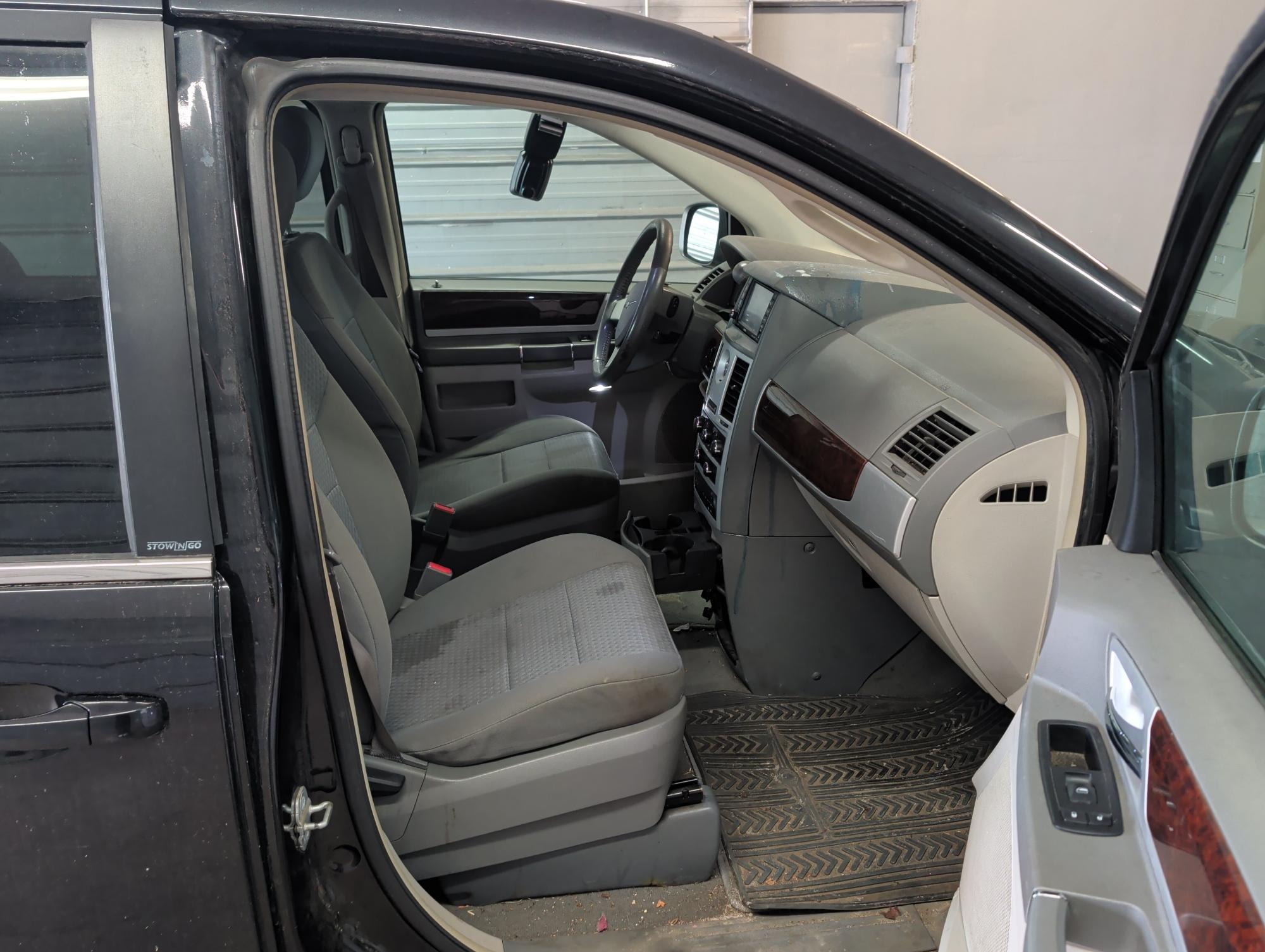 2009 chrysler town-&amp;-country with 195103 miles for sale near elk-river, minnesota 8a72213a6e894e099c3a2cd6cdb06742.jpg