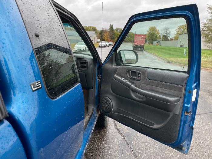 2001 chevrolet s10-pickup ext.-cab-4wd with 140781 miles for sale near elk-river, minnesota 8a7cb9ab4c20420eb81b37a69e1e16b2.jpeg