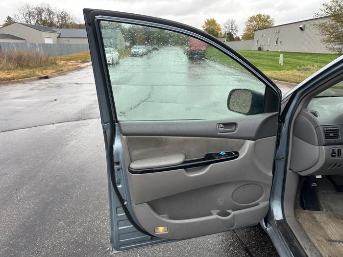 2004 toyota sienna le---7-passenger with 228430 miles for sale near elk-river, minnesota 8b071170bcec4a6da55be6ccee80b07c.jpg