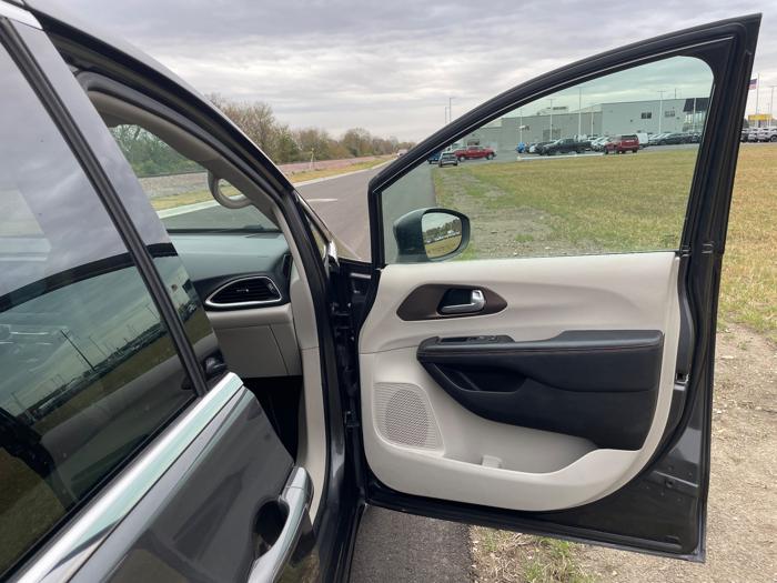 2017 chrysler pacifica touring with 257812 miles for sale near rochester, minnesota 8bbc9eece64d46c7b9888c01cc3f5e7a.jpeg