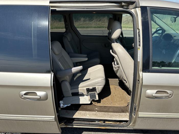 2005 chrysler town-&-country touring with 175445 miles for sale near elk-river, minnesota 8c91ec988365483fbcef4278f49ceeb0.jpeg