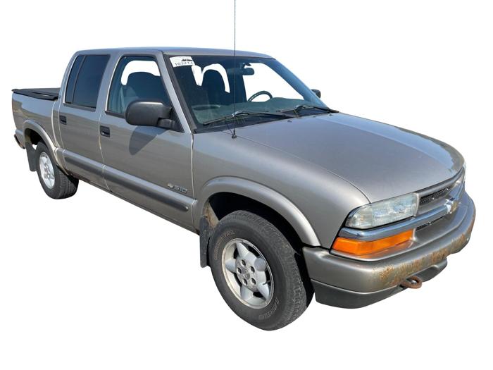 2004 chevrolet s-10 crew-cab-4wd-ls with 188749 miles for sale near elk-river, minnesota 9432c137a57047aeaef556769ae29f3e.jpg