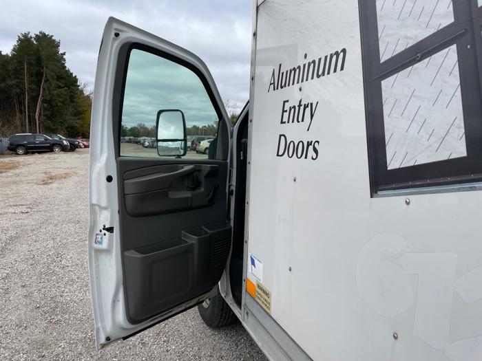 2006 chevrolet express g3500 with 121772 miles for sale near elk-river, minnesota 946a88965d38456ebaaf13038087e33b.jpeg