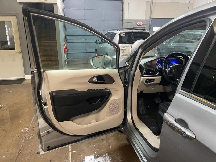 2017 chrysler pacifica touring-l with 146565 miles for sale near elk-river, minnesota 9a3f408379de4658826fcfa168406dcc.jpg