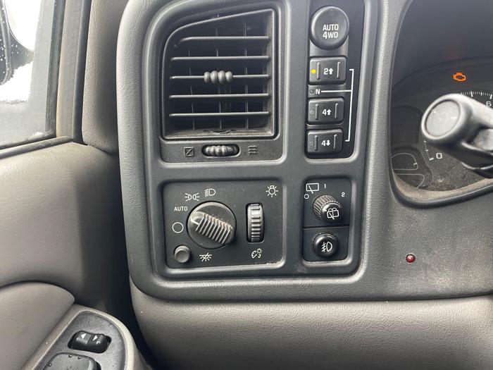 2004 chevrolet suburban 1500-4wd with 177654 miles for sale near fridley, minnesota 9e499dfdfab74c808130318dc292f711.jpeg