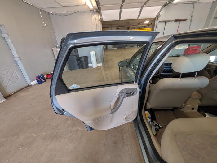 2003 saturn l-series-sedan l200 with 107850 miles for sale near elk-river, minnesota 9f318ec43d7b4662b58634c9f4c20543.jpg