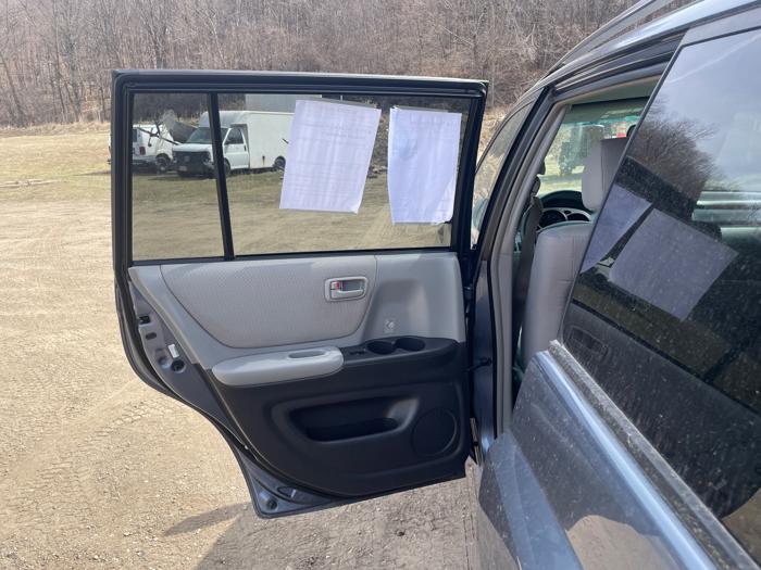 2004 toyota highlander v6-2wd with 250421 miles for sale near jordan, minnesota a093030217924f74938c6526677fc03e.jpeg