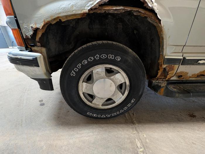 1999 chevrolet suburban k1500-4wd with 225203 miles for sale near elk-river, minnesota a588893a5c2a4db8ac9e3189e6670baf.jpg
