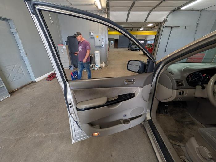 2004 toyota sienna le---7-passenger with 223147 miles for sale near elk-river, minnesota a88cd1f3f8af46129e05d770d4542857.jpg