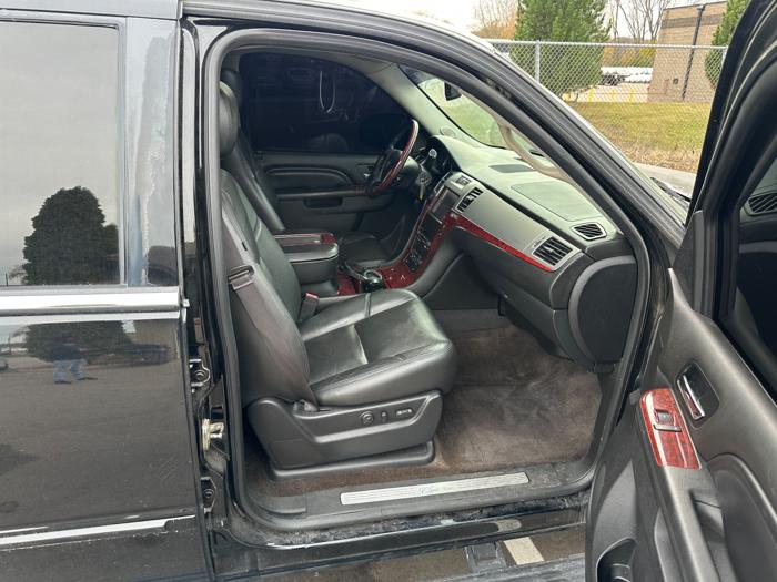 2014 cadillac escalade esv-awd-premium with 160814 miles for sale near burnsville, minnesota a9ae5b7c6bd3444c80f08efe0785e44d.jpeg