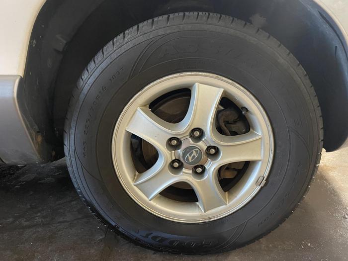 2004 hyundai santa-fe fe with 179842 miles for sale near elk-river, minnesota a9d4cece0e764e669660f63bf923f7af.jpg