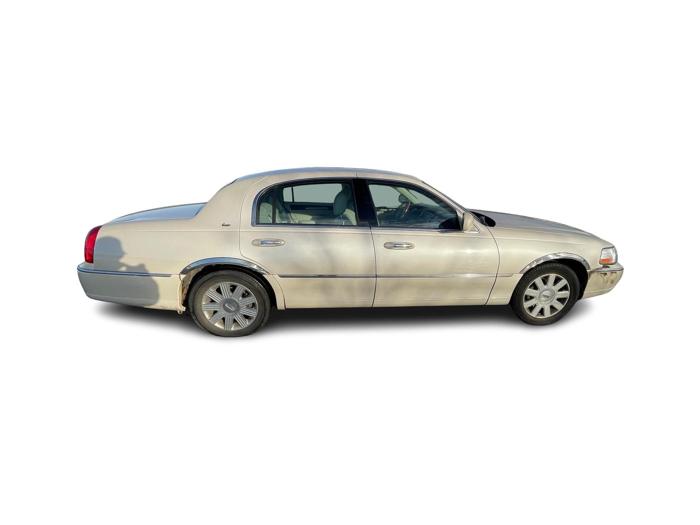 2003 lincoln town-car cartier with 147179 miles for sale near elk-river, minnesota b0571e5c40a8430cae634ee6d873f856.jpg