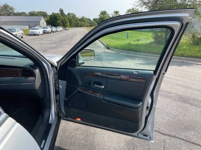 2002 lincoln town-car signature with 144823 miles for sale near elk-river, minnesota b171350bd4374a7bb5273d455895330b.jpeg