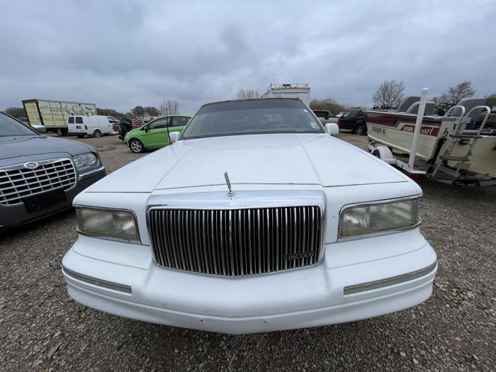 1997 lincoln town-car sel with 257716 miles for sale near elk-river, minnesota b2b04294e9214b55bfabc580cdf5f97c.jpg