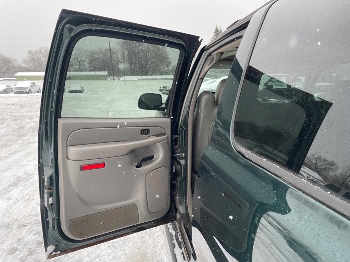 2004 chevrolet suburban 1500-4wd with 177654 miles for sale near fridley, minnesota b4825f6be29f4b568f75193a6f42a981.jpeg