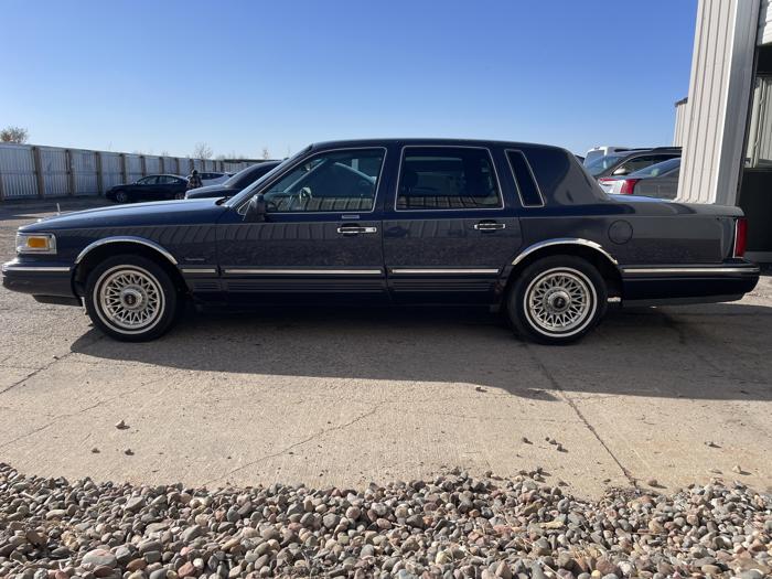 1997 lincoln town-car sel with 171572 miles for sale near elk-river, minnesota b66f8f2cff814ea48f6c8db75889c094.jpg