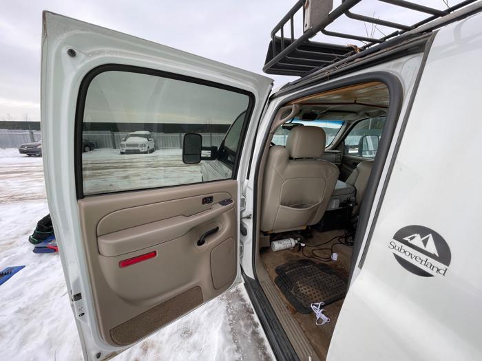 2004 chevrolet suburban 2500-4wd with 245420 miles for sale near elk-river, minnesota b7dce67ccd064dd296ede15aac80948b.jpeg