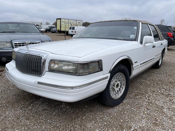1997 lincoln town-car sel with 257716 miles for sale near elk-river, minnesota ba98ee20b96c4a4db6c1393f5328a43f.jpg