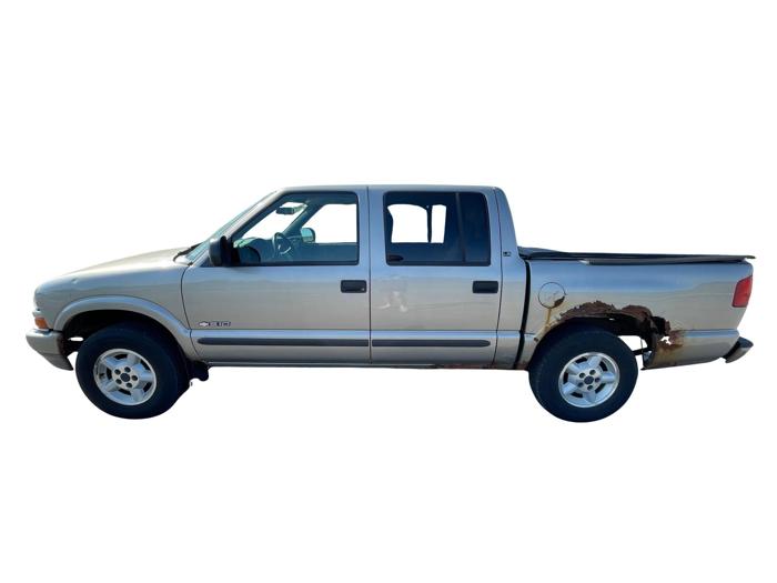 2004 chevrolet s-10 crew-cab-4wd-ls with 188749 miles for sale near elk-river, minnesota bb31de77ffe546af9bcac1f5aad1987d.jpg