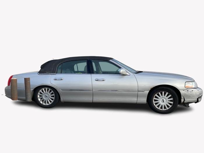 2005 lincoln town-car with 210142 miles for sale near elk-river, minnesota bbca9bd631d34efcab545bc9932641f2.jpg