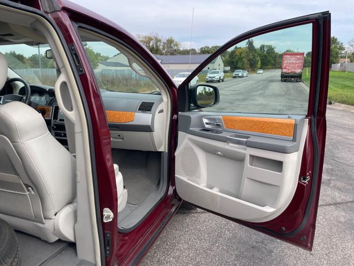 2008 chrysler town-&-country limited with 80731 miles for sale near elk-river, minnesota c0aba45d016745c788effe4ebf457237.jpeg