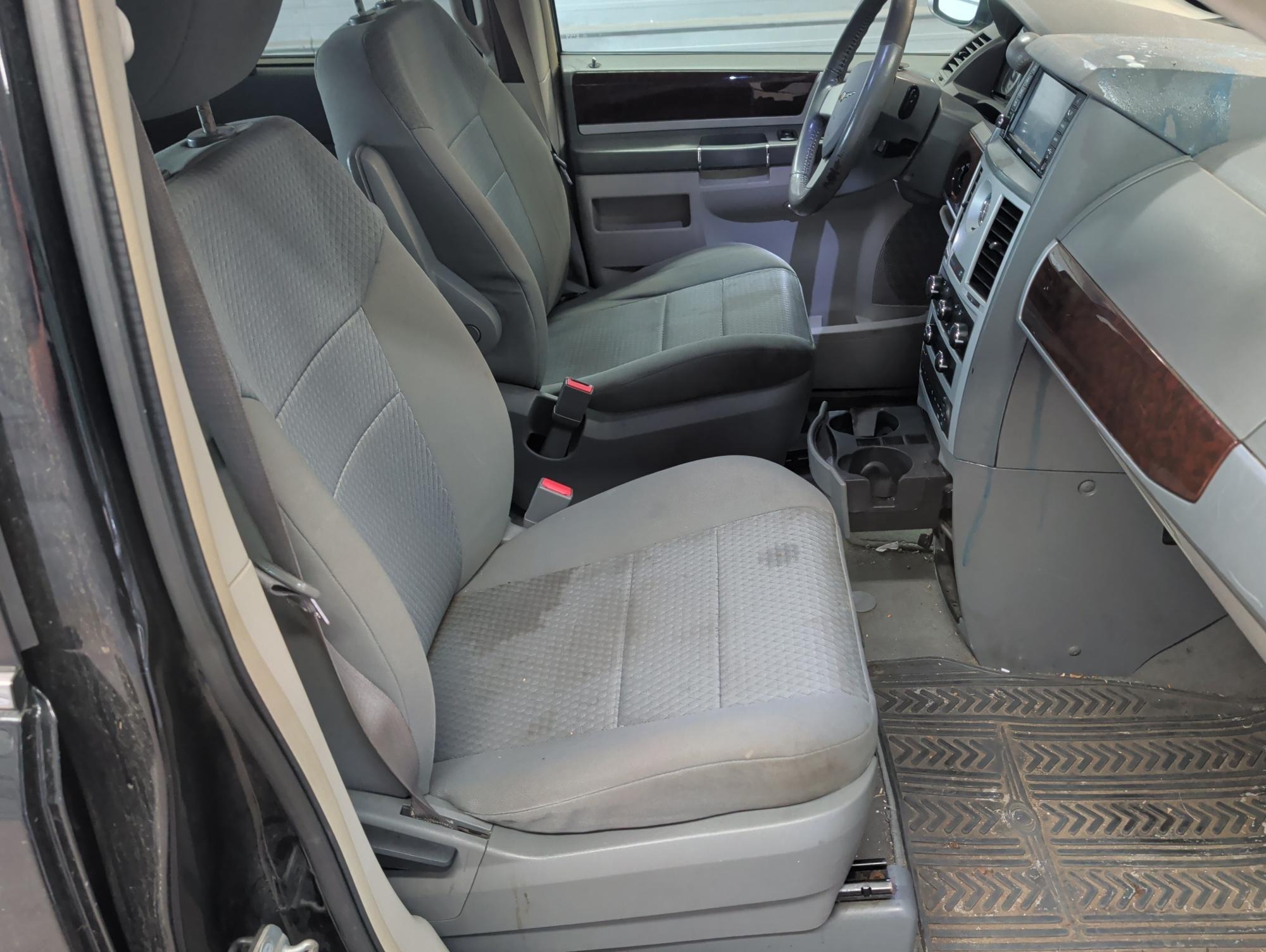 2009 chrysler town-&amp;-country with 195103 miles for sale near elk-river, minnesota c30cfbb7a601426ea314e4012fd3ebdd.jpg